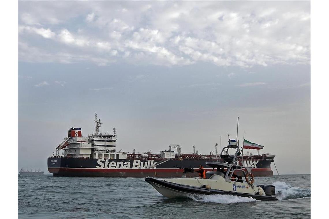 Ein Schnellboot der iranischen Revolutionsgarde fährt in Sichtweite des festgesetzten britischen Öltankers „Stena Impero“. Foto: Hasan Shirvani/Mizan News Agency/Archiv