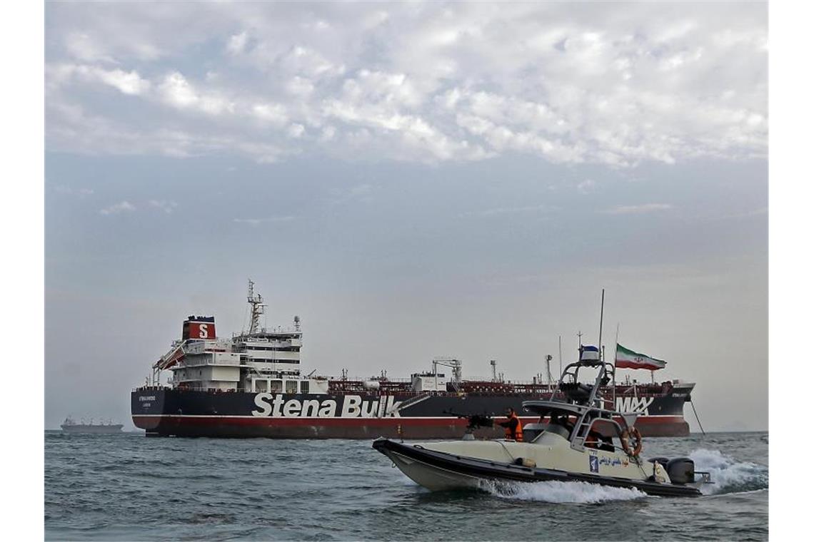 Ein Schnellboot der iranischen Revolutionsgarden bewegt sich um britischen Öltanker „Stena Impero“. Foto: Hasan Shirvani/Mizan News Agency/Archiv