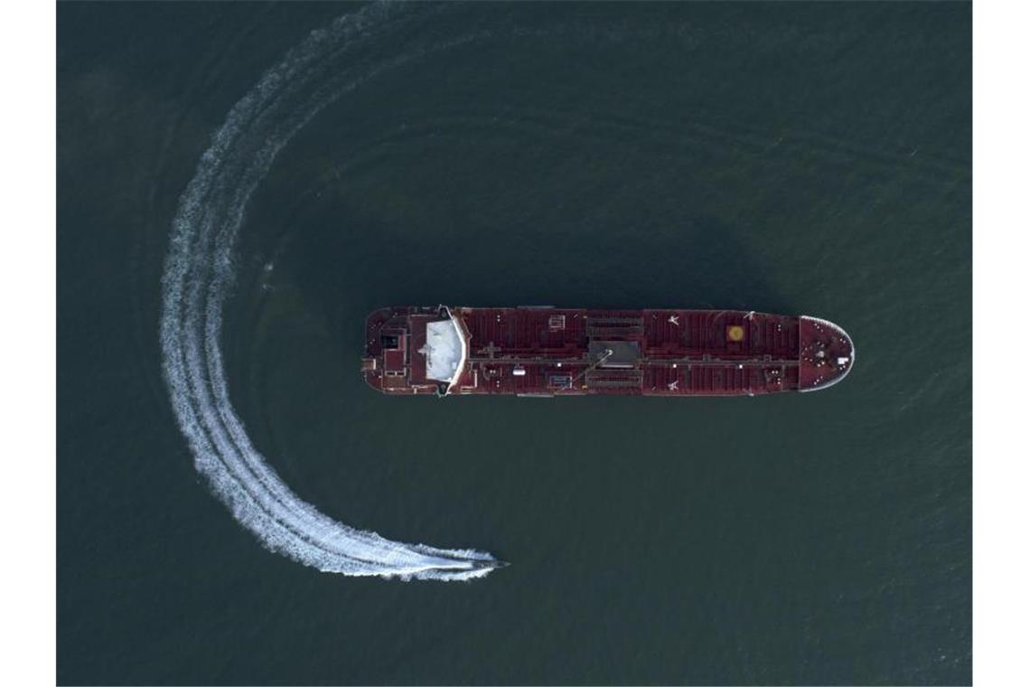 Ein Schnellboot der iranischen Revolutionsgarden nähert sich dem Öltanker „Stena Impero“. Foto: Morteza Akhoondi/Tasnim News Agency/AP