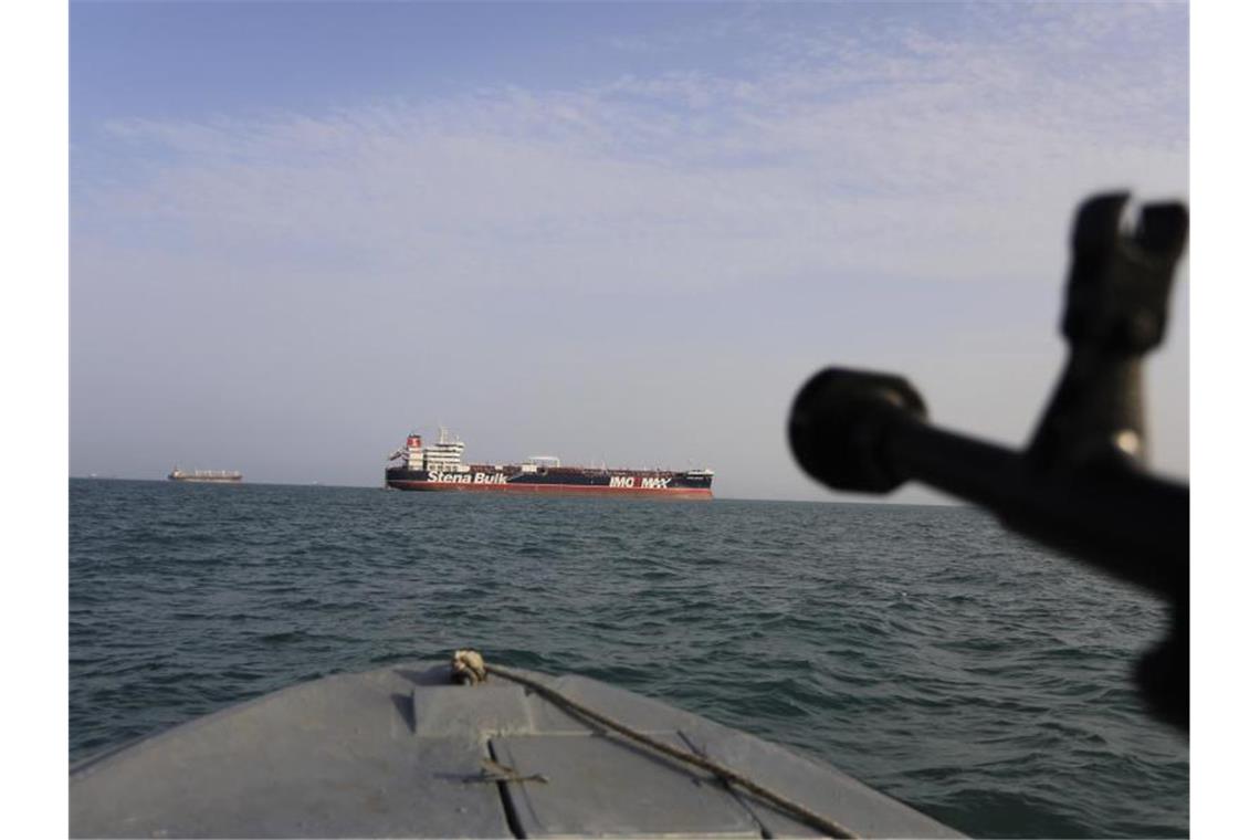 Ein Schnellboot der iranischen Revolutionsgarden steuert auf den unter britischer Flagge fahrenden Öltanker „Stena Impero“ zu. Foto: Morteza Akhoondi/Tasnim News Agency/AP/Archiv