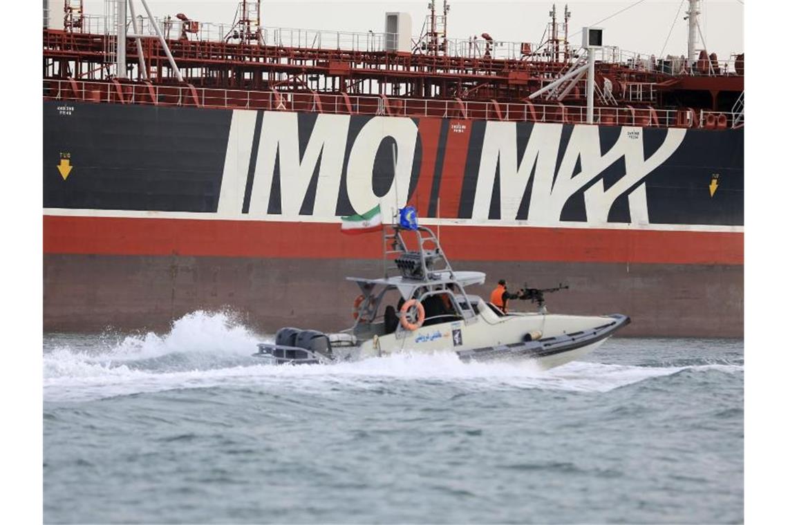 Ein Schnellboot der iranischen Revolutionsgarden umkreist den unter britischer Flagge fahrenden Öltanker „Stena Impero“ in der Straße von Hormus. Foto: Morteza Akhoondi/Mehr News Agency