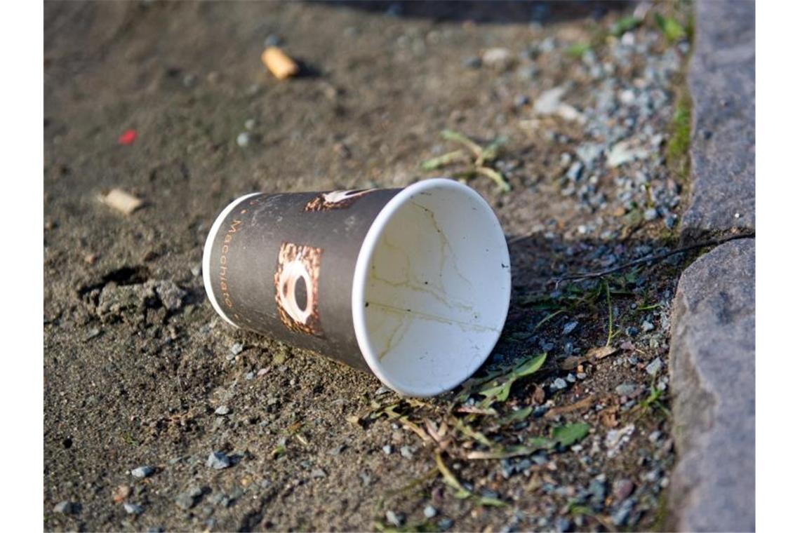 Wegwerfartikel: Hersteller sollen für Entsorgung bezahlen Ein schneller Kaffee für unterwegs - und dann den Becher wegwerfen: Gerade Kaffeebecher nehmen in Städten in öffentlichen Mülleimern viel Platz weg - und manchmal auch gleich auf dem Bordstein. Foto: Inga Kjer