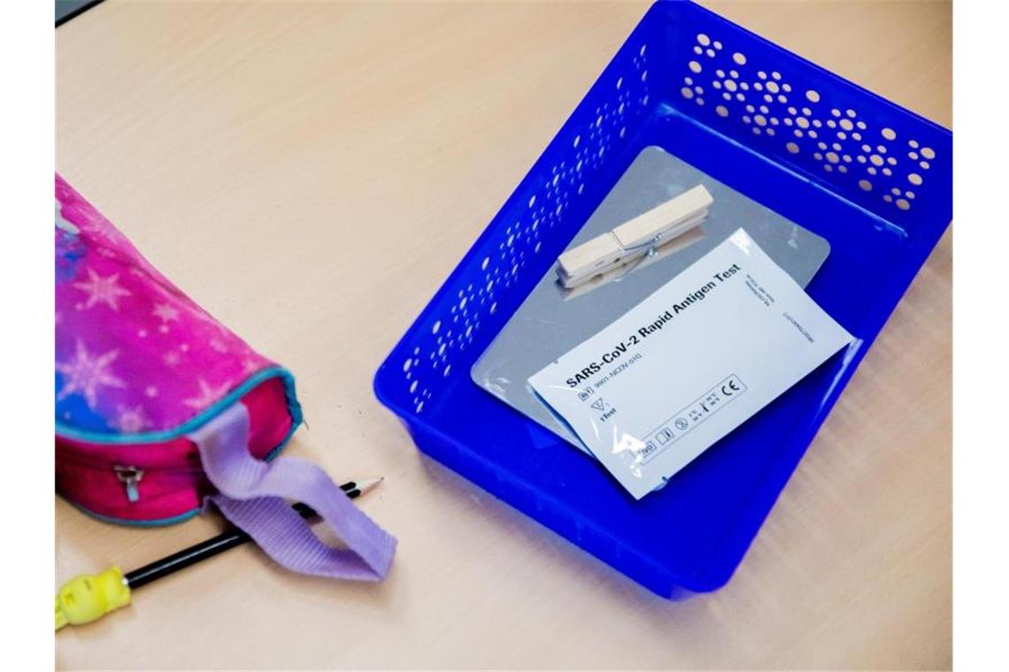 Ministerium: Ausstellen von Testbescheinigungen zumutbar Ein Schnelltest liegt auf einem Schultisch. Foto: Christoph Soeder/dpa/Symbolbild