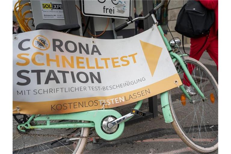 Ein Schnelltestzentrum in München. Foto: Peter Kneffel/dpa