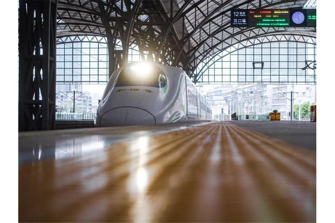 Ein Schnellzug fährt in einen Bahnhof in Wuhan ein. Foto: Xiao Yijiu/XinHua/dpa