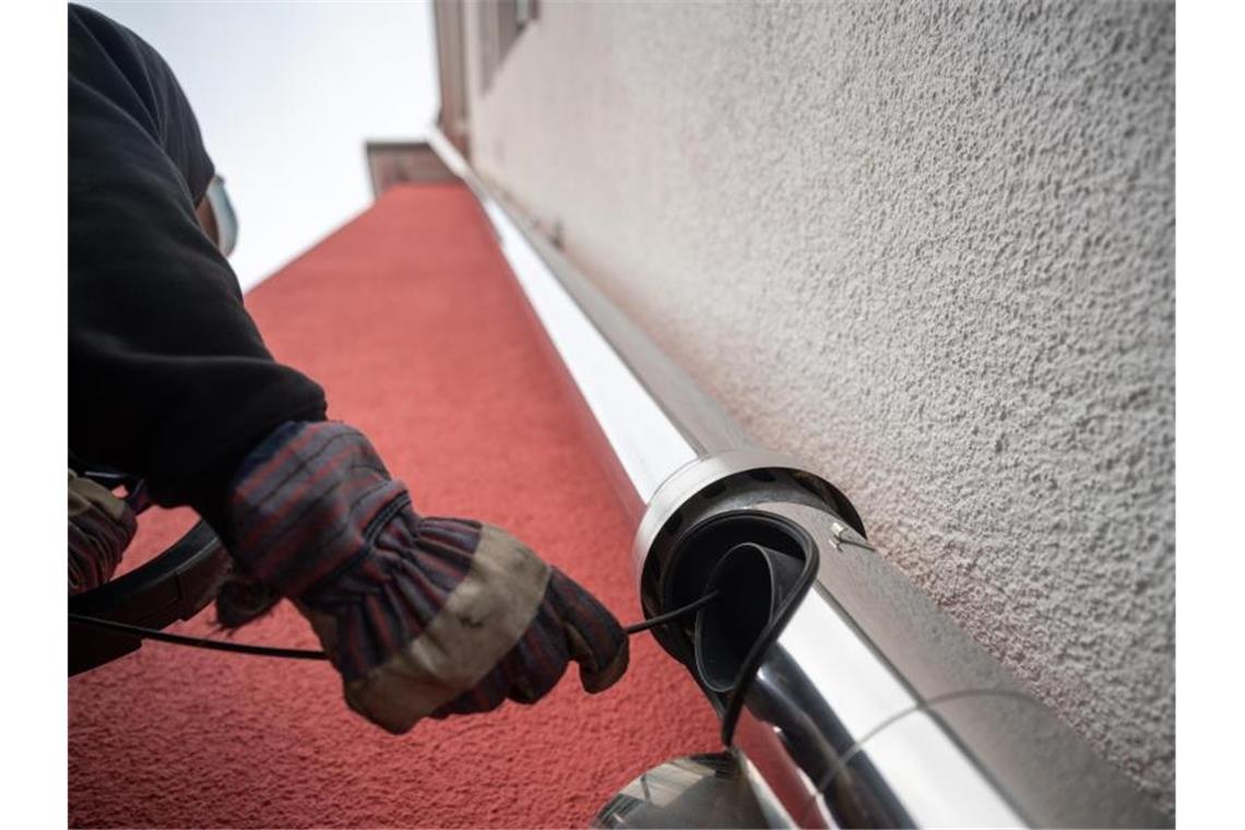 Umfrage: Jugend in großer Sorge um Azubi-Stellen Ein Schornsteinfegerlehrling beim Putzen eines Kamins. Viele junge Menschen in Deutschland fürchten, dass sie in der Pandemie keinen Ausbildungsplatz finden. Foto: Sebastian Gollnow/dpa