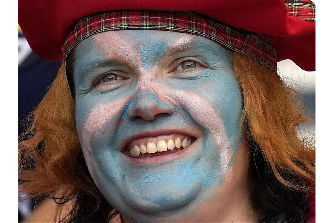 Ein schottischer Fan freut sich vor Anpfiff auf die Partie. Foto: Petr David Josek/AP Pool/dpa