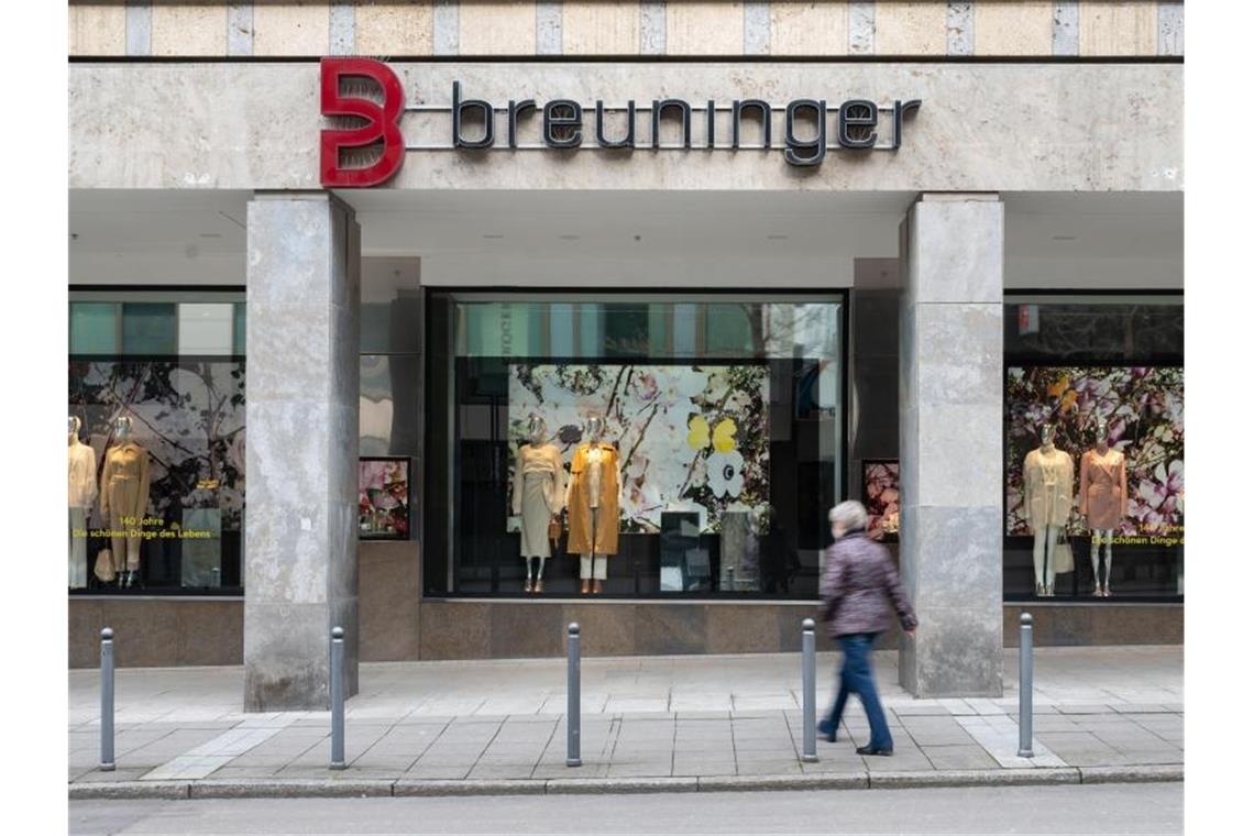 Breuninger peilt Milliardenumsatz an Ein Schriftzug des Handelsunternehmens ist an einer Fassade des Breuninger-Kaufhauses angebracht. Foto: Marijan Murat/dpa/Archivbild