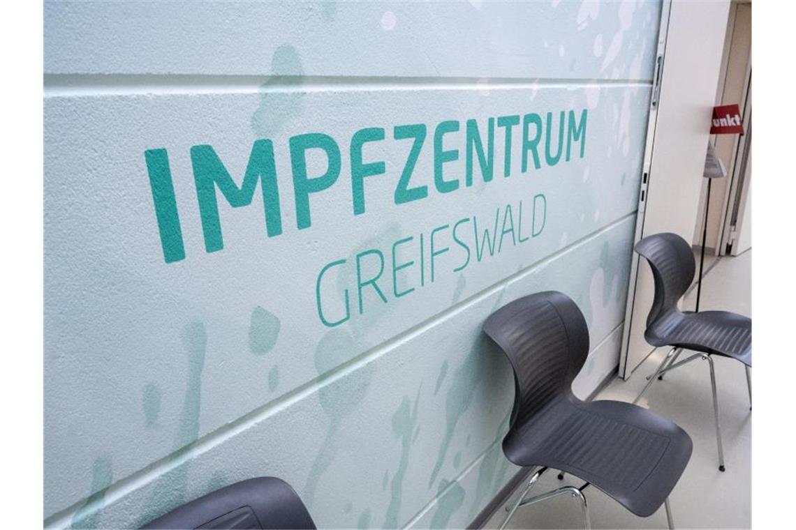 Bund und Länder halten an Corona-Einschränkungen fest Ein Schriftzug "Impfzentrum" weist den Weg zum Corona-Impfstützpunkt des Landkreises Vorpommern-Greifswald. Foto: Stefan Sauer/dpa