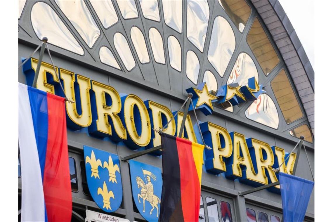 Ein Schriftzug mit dem Namen des Parks ist über dem Haupteingang des Europa-Parks zu sehen. Foto: Philipp von Ditfurth/dpa/Archivbild