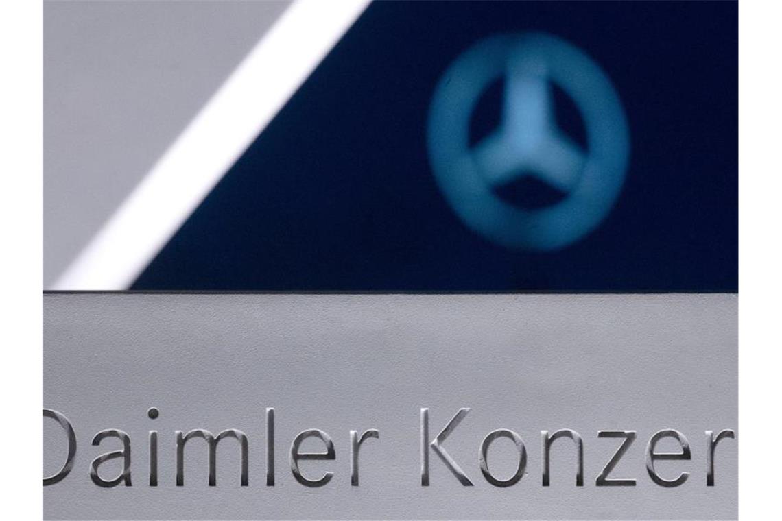 Aufspaltung von Daimler kostet 700 Millionen Euro Ein Schriftzug weist auf die Konzernzentrale der Daimler AG hin. Foto: Marijan Murat/dpa/Symbolbild