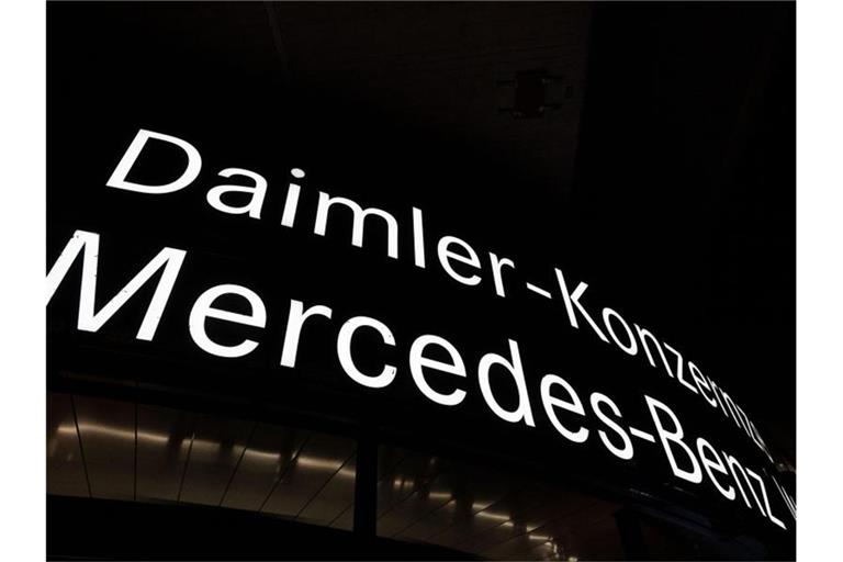 Ein Schriftzug weist auf die Konzernzentrale der Daimler AG hin. Foto: Marijan Murat/dpa/Symbolbild
