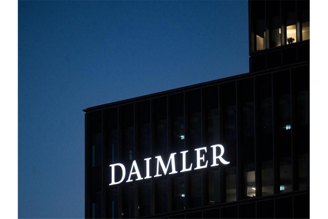 Autobauer Daimler wechselt Firmennamen Ein Schriftzug weist auf die Konzernzentrale der Daimler AG hin. Foto: Marijan Murat/dpa/Archivbild