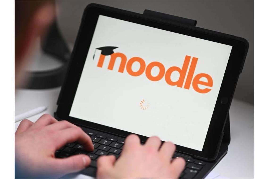 Kurze Störung bei Moodle: Ministerium weist Vorwürfe zurück Ein Schüler arbeitet an einem iPad mit der Lernplattform Moodle. Foto: Uli Deck/dpa/Archivbild