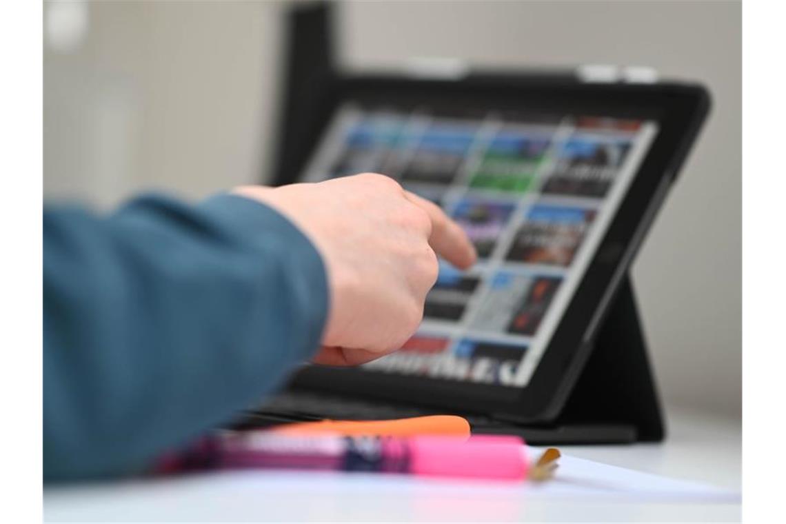 Ein Schüler arbeitet an einem iPad mit der Lernplattform Moodle. Foto: Uli Deck/dpa