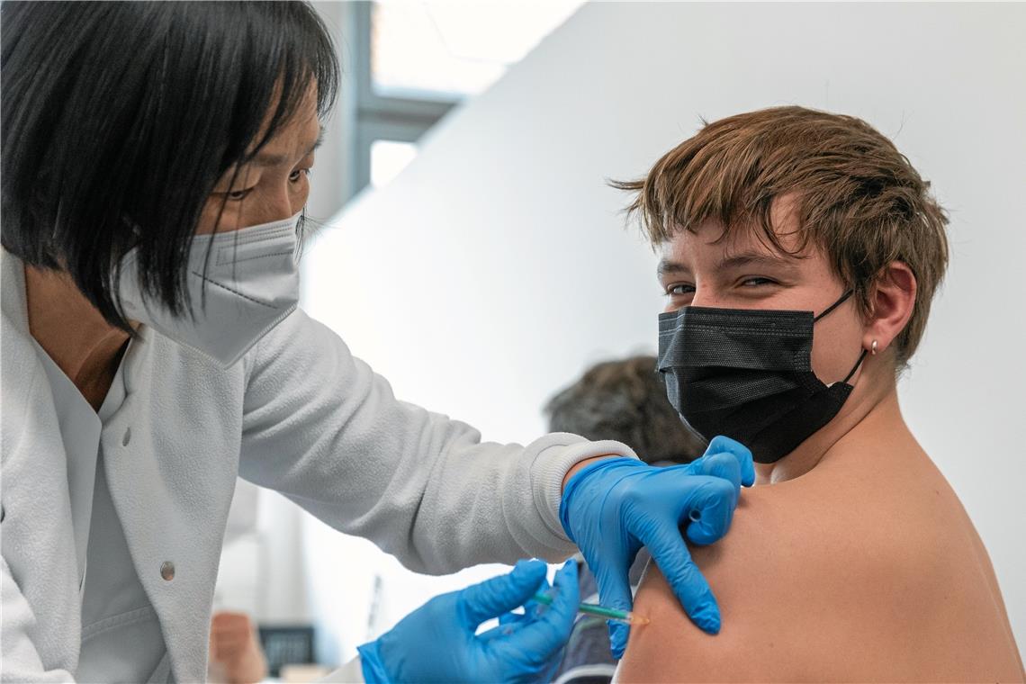 Ein Schüler aus Backnang erhält seine erste Impfung im Beisein seines Vaters Marc Girschek.Fotos: A. Becher
