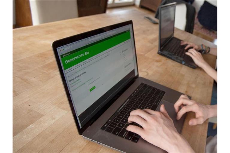 Ein Schüler bedient an einem Notebook die Lernplattform Moodle. Foto: Marijan Murat/dpa/Symbolbild
