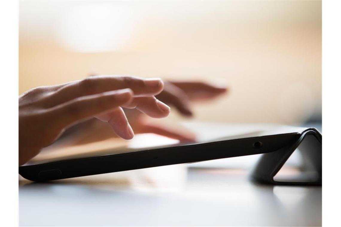 Ein Schüler benutzt im Unterricht ein Tablet. Foto: Rolf Vennenbernd/dpa/Symbolbild