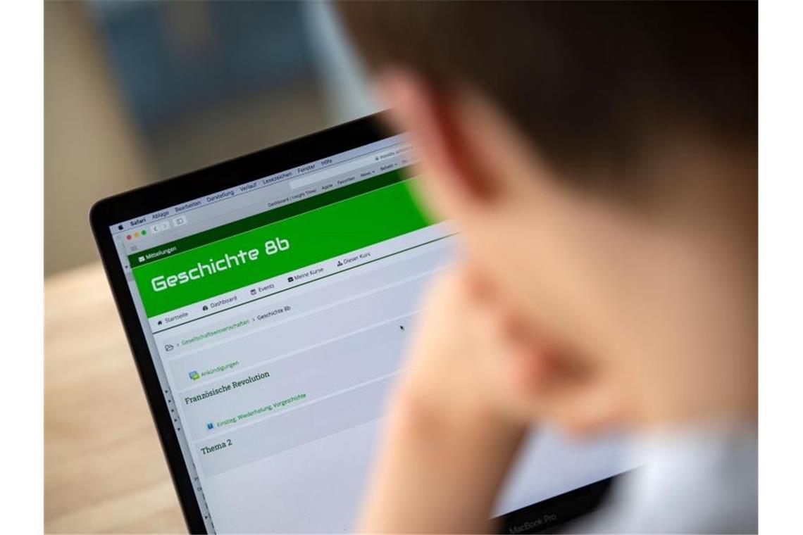 Milliarden für Schul-Digitalisierung noch nicht angekommen Ein Schüler, der in die 8. Klasse eines Gymnasiums geht, bedient an einem Notebook die Lernplattform Moodle. Foto: Marijan Murat/dpa