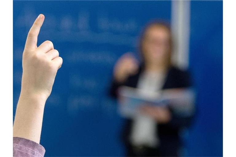 Ein Schüler der sechsten Klasse meldet sich im Unterricht. Foto: Armin Weigel/dpa/Symbolbild