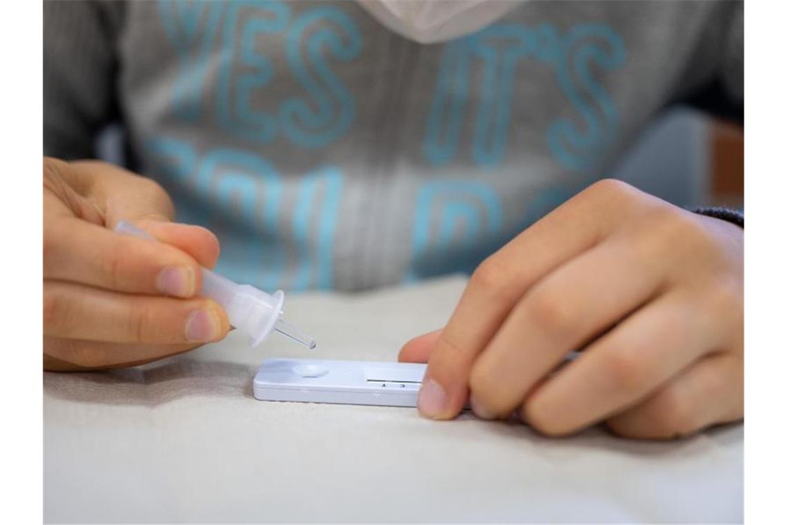 Tests an Schulen bis Weihnachten: RKI für Maskenpflicht Ein Schüler macht vor der ersten Stunde an einer Schule einen Corona-Schnelltest. Foto: Sebastian Gollnow/dpa/Illustration