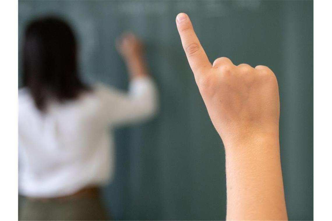 Ein Schüler meldet sich im Unterricht. Foto: Marijan Murat/dpa/Archiv/Symbolbild