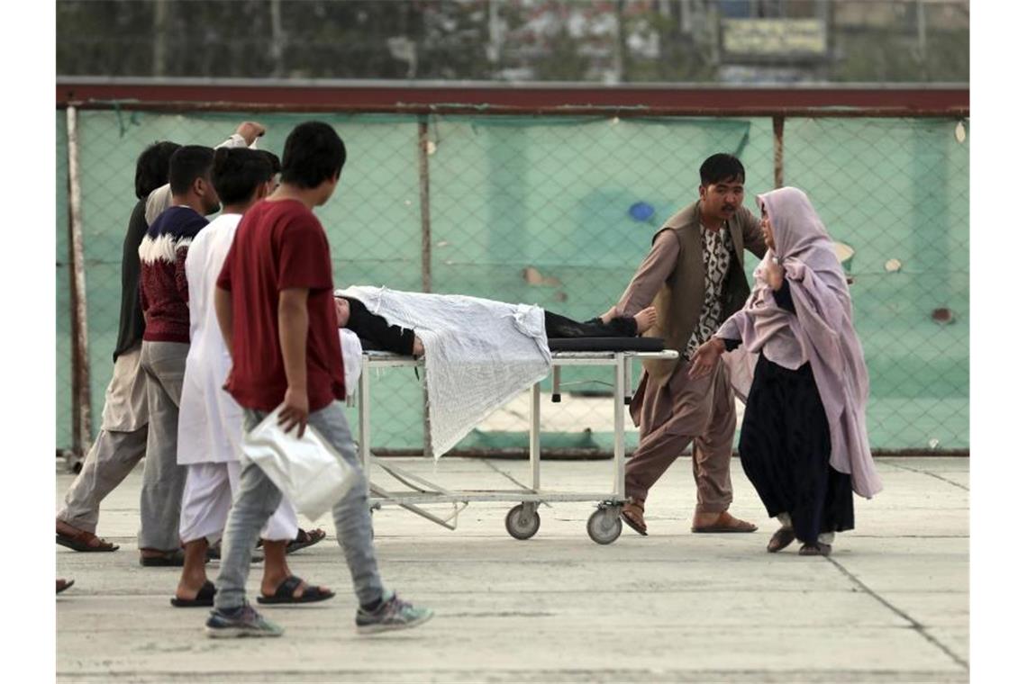 Zahl der Toten nach Anschlag in Kabul steigt auf über 50 Ein Schüler wird in ein Krankenhaus gebracht. Bei den Opfern soll es sich um Zivilisten handeln. Foto: Rahmat Gul/AP/dpa