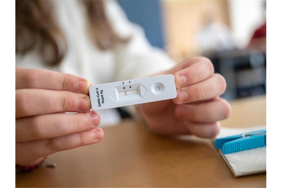 Gesundheitsminister: Nicht mehr ganze Klassen in Quarantäne Ein Schülerin zeigt in einer Klasse ihren negativen Corona-Schnelltest. Foto: Sebastian Gollnow/dpa
