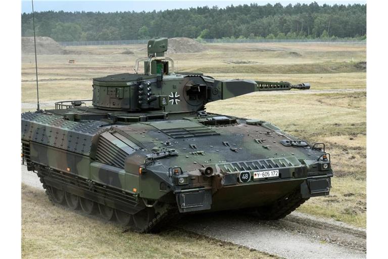 Ein Schützenpanzer vom Typ Puma wird auf dem Erprobungsgelände des Unternehmens Rheinmetall in der Lüneburger Heide vorgestellt. Foto: Holger Hollemann/dpa