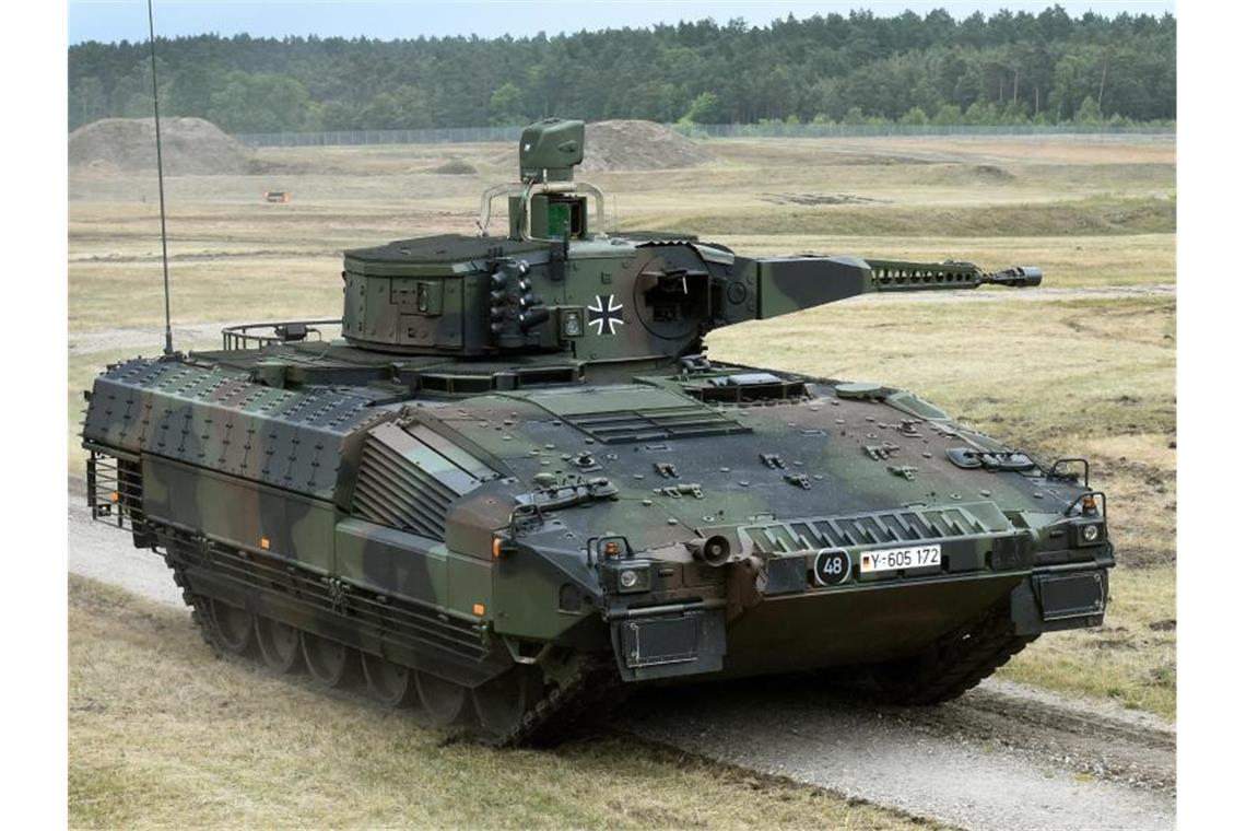 Ein Schützenpanzer vom Typ Puma wird auf dem Erprobungsgelände des Unternehmens Rheinmetall vorgestellt. Foto: Holger Hollemann/dpa