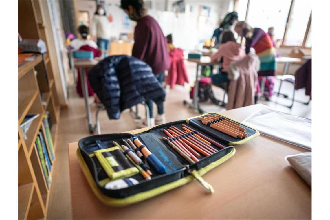 Ein Schulmäppchen liegt in einem Klassenraum. Foto: Frank Rumpenhorst/dpa/Symbolbild