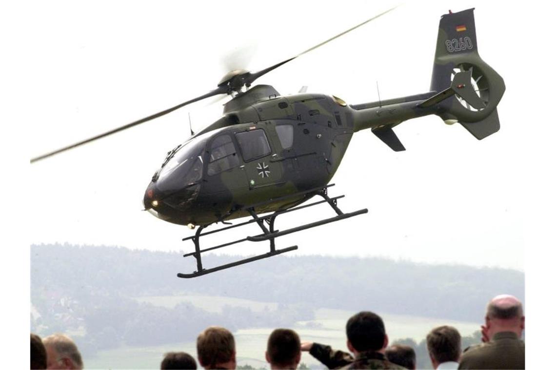 Schulungshubschrauber der Bundeswehr abgestürzt Ein Schulungshubschrauber der Bundeswehr vom Typ „EC 135“ ist in Niedersachsen abgestürzt. Foto: Holger Hollemann