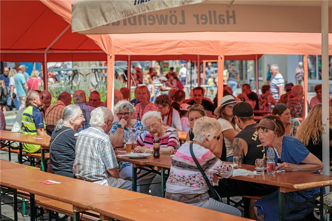 Ein Schwätzchen im Schatten schätzen auch die Senioren.
