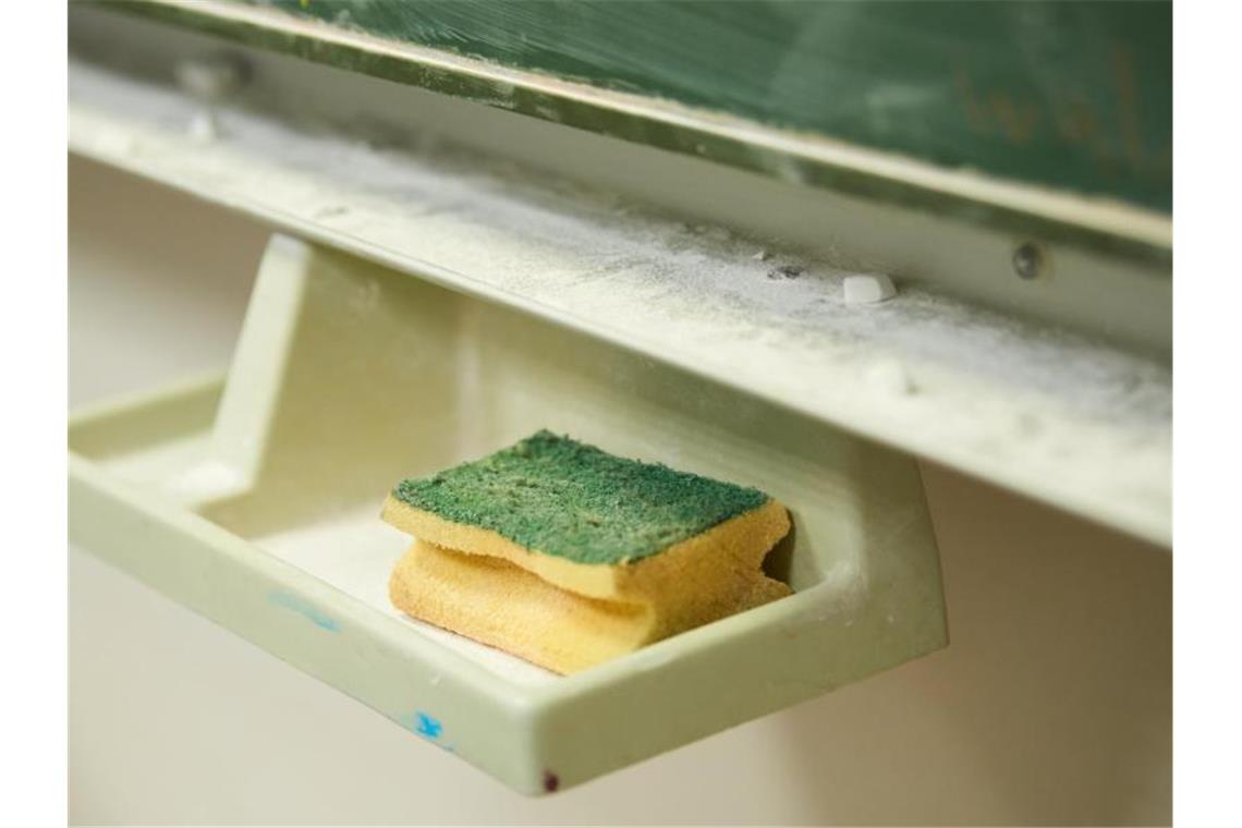 Lehrer-Verband: Start des Luftfilter-Programms zu spät Ein Schwamm liegt an der Schultafel. Foto: Annette Riedl/dpa/Symbolbild