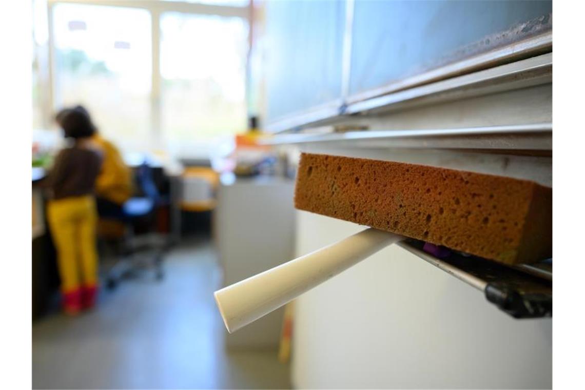 Ein Schwamm liegt in einer Grundschule an einer Tafel. Foto: Sebastian Gollnow/dpa