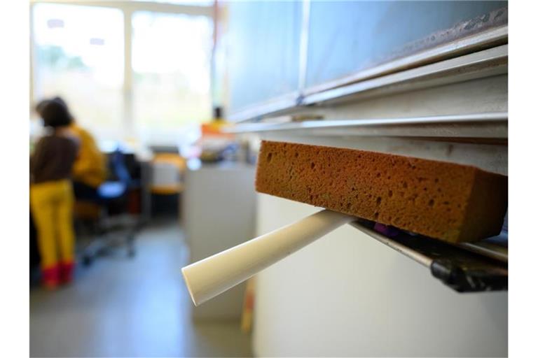 Ein Schwamm liegt in einer Grundschule an einer Tafel. Foto: Sebastian Gollnow/dpa/Archivbild