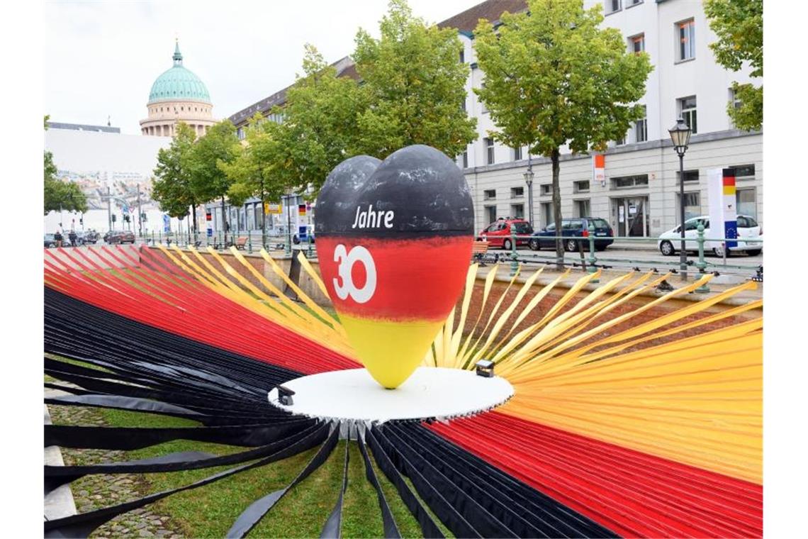 Ein schwarz-rot-goldenes Herz steht während des Eröffnungstages der „EinheitsExpo“ in Brandenburgs Landeshauptstadt. Foto: Soeren Stache/dpa-Zentralbild/dpa