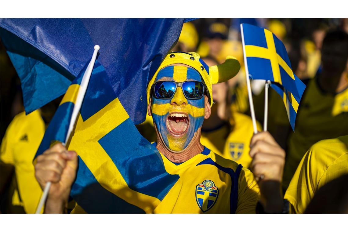 Ein schwedischer Fan geht zum Stadion vor dem Viertelfinale Schweden gegen England bei der EM in der Schweiz.