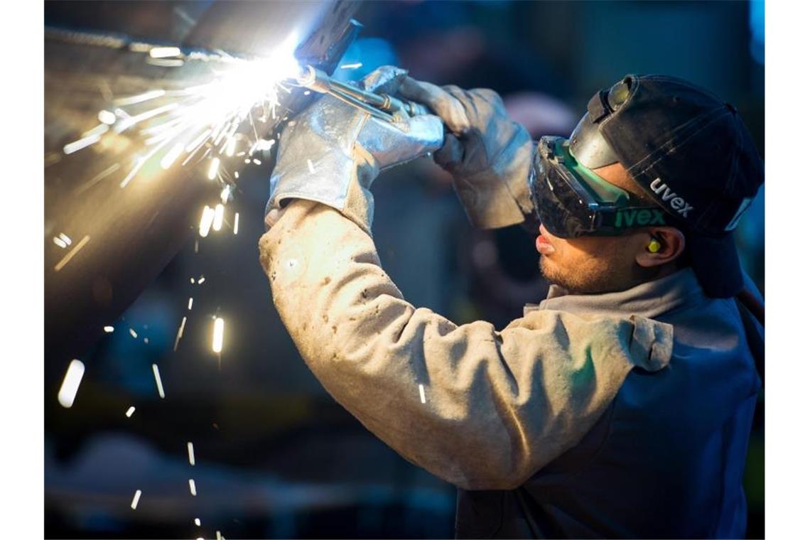 Ein Schweißer bei der Arbeit. Laut Arbeitgeberpräsident Kramer ist der Fachkräftemangel die größte Herausforderung der Wirtschaft. Foto: Patrick Pleul/zb/dpa/Symbolbild