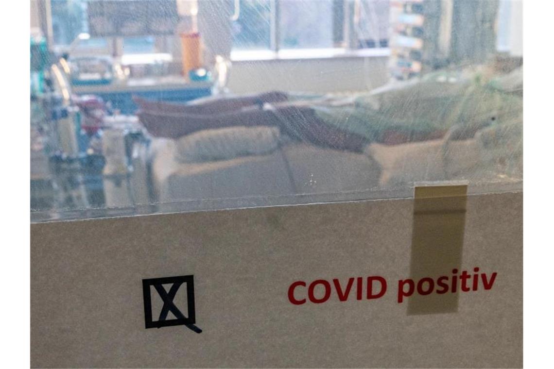 Ein schwer an Covid-19 erkrankter Patient liegt in einem Isolierzimmer auf der Corona-Intensivstation im Universitätsklinikum in Halle/Saale. Foto: Hendrik Schmidt/dpa-Zentralbild/dpa