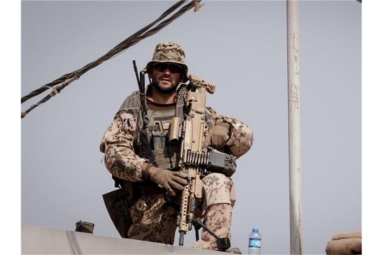 Ein schwer bewaffneter Bundeswehrsoldat auf einem irakischen Militärstützpunkt (Archivbild). Foto: Kay Nietfeld/dpa