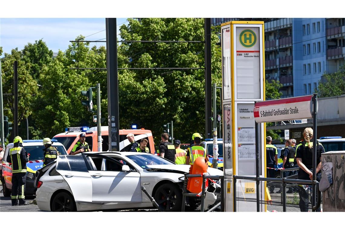 Ein schwerer Unfall an einer Straßenbahnhaltestelle hat einen großen Einsatz von Polizei und Feuerwehr ausgelöst.