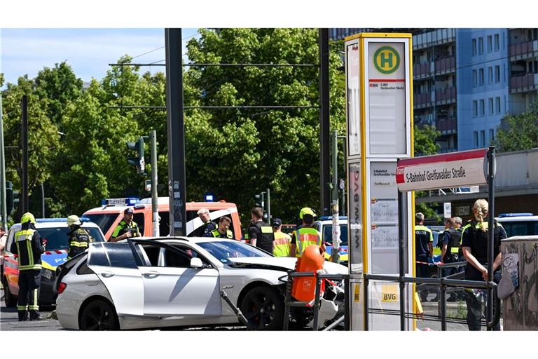 Ein schwerer Unfall an einer Straßenbahnhaltestelle hat einen großen Einsatz von Polizei und Feuerwehr ausgelöst.