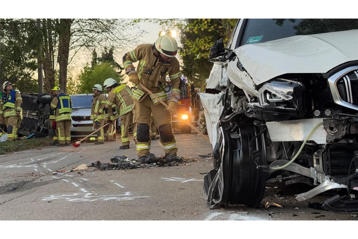 Ein schwerer Verkehrsunfall hat am Mittwochnachmittag einen umfangreichen Einsatz ausgelöst – zwei Personen wurden verletzt, eine starb.