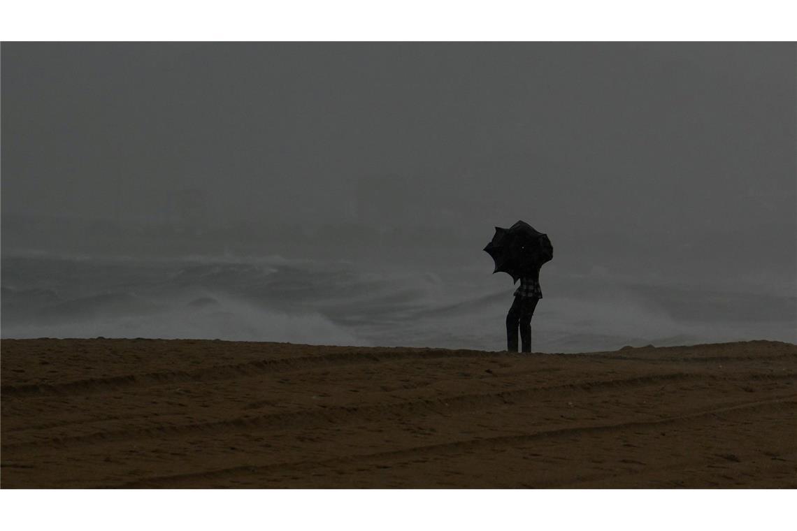 Ein schwerer Zyklon hält vor seinem Auftreffen auf Land Menschen und Behörden an Indiens Ostküste im Golf von Bengalen in Atem.