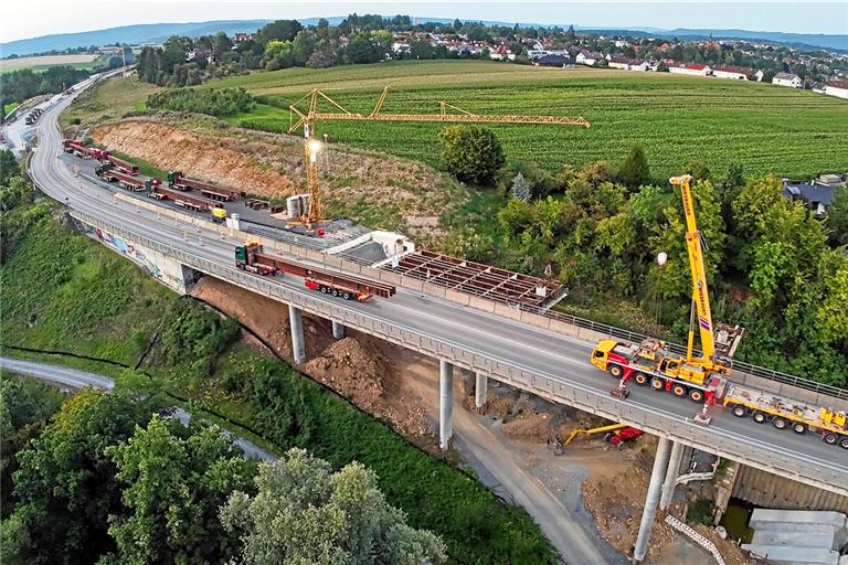 Ein Schwerlastkran hat die Stahlträger für die Betonarbeiten am zweiten Viadukt platziert. Dafür musste das bisherige Viadukt gesperrt werden. Foto: Ulrich Maier