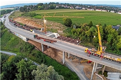 Ein Schwerlastkran hat die Stahlträger für die Betonarbeiten am zweiten Viadukt platziert. Dafür musste das bisherige Viadukt gesperrt werden. Foto: Ulrich Maier