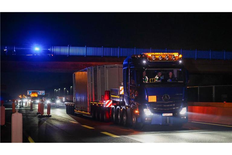 Ein Schwerlasttransporter, der einen Castor-Behälter mit Atommüll geladen hat, befährt die Bundesautobahn A3 in Höhe Bottrop, kurz bevor er auf die A31 in Richtung Münsterland wechselt. Castor-Transporte sind durch Nordrhein-Westfalen von Jülich nach Ahaus geplant.