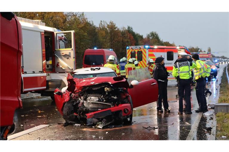 Ein Schwerverletzter wurde mit dem Rettungshubschrauber ins Krankenhaus gebracht.