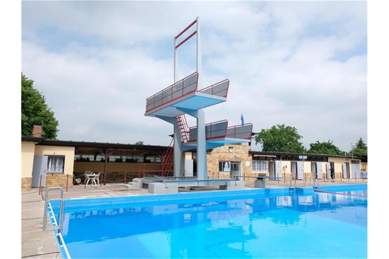 Ein Schwimmbecken des Stadtbads Sangerhausen ist menschenleer, ein Sprungturm befindet sich am Beckenrand. Foto: Sebastian Willnow/Archivbild